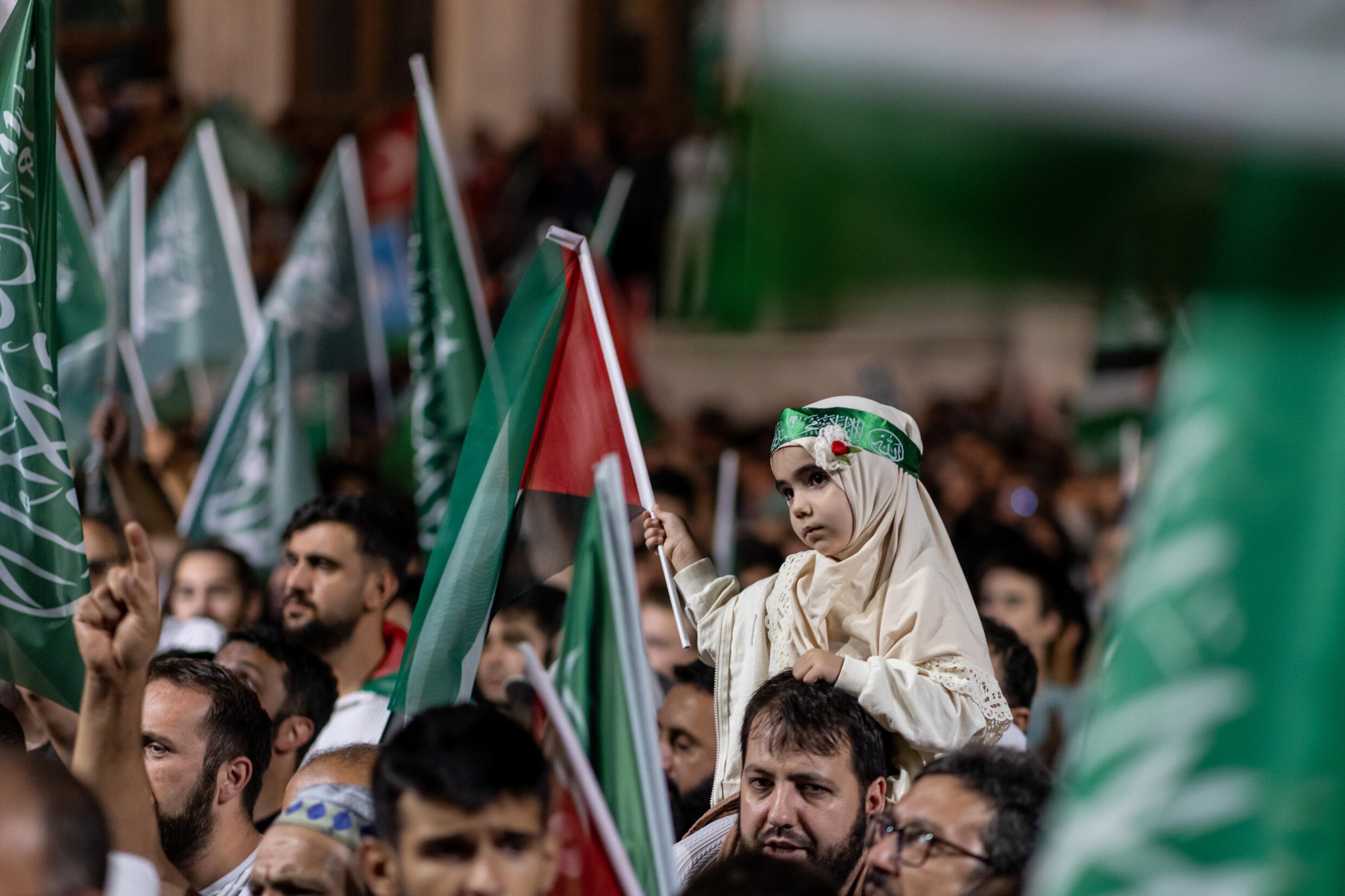 Hàng nghìn người biểu tình sau buổi cầu nguyện cho thủ lĩnh Hamas ở thủ đô Istanbul, Thổ Nhĩ Kỳ. Ảnh: AFP