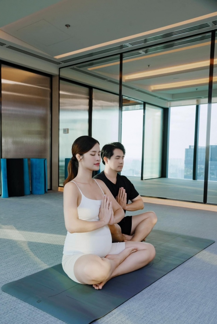 Nhạc sĩ - nhà sản xuất âm nhạc Ông Cao Thắng cũng thu xếp lịch tập yoga cùng bà xã.