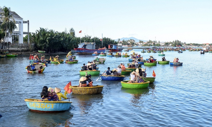 Một trong những trải nghiệm không thể bỏ qua khi đến Hội An là dạo bộ qua các con phố cổ, nơi những ngôi nhà cổ với kiến trúc độc đáo vẫn được bảo tồn nguyên vẹn. Các làng nghề truyền thống như làng gốm Thanh Hà, làng mộc Kim Bồng, và làng rau Trà Quế cũng là điểm đến hấp dẫn, nơi du khách có thể tìm hiểu về quá trình sản xuất và thậm chí tự tay làm thử các sản phẩm.