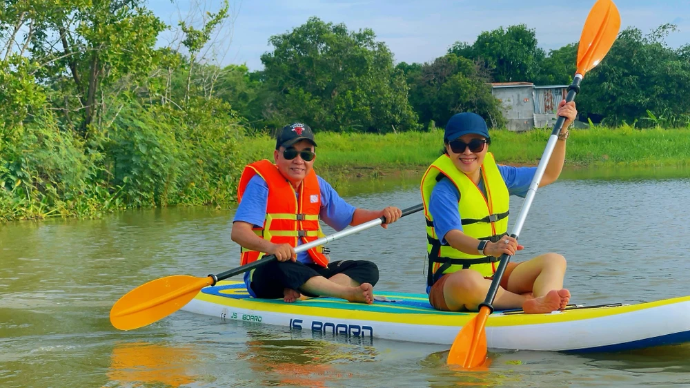 Đến đây, du khách có thể trải nghiệm hoạt động chèo thuyền Kayak và SUP để ngắm trọn vẻ đẹp của hồ.