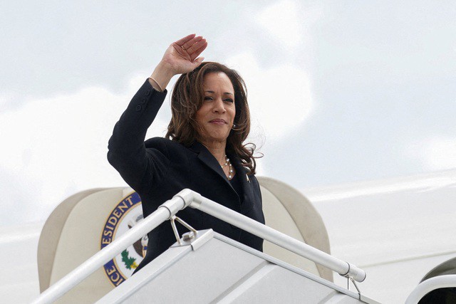 Phó Tổng thống Mỹ Kamala Harris tại sân bay liên lục địa George Bush ở Houston hôm 1-8 - Ảnh: REUTERS