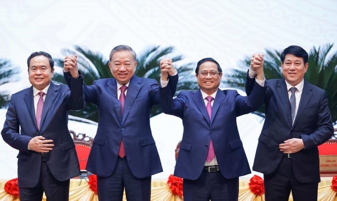 Từ trái sang, Chủ tịch Quốc hội Trần Thanh Mẫn, Thủ tướng Phạm Minh Chính, Thường trực Ban Bí thư Lương Cường chúc mừng Tổng Bí thư, Chủ tịch nước Tô Lâm. Ảnh:&nbsp;Hoàng Phong