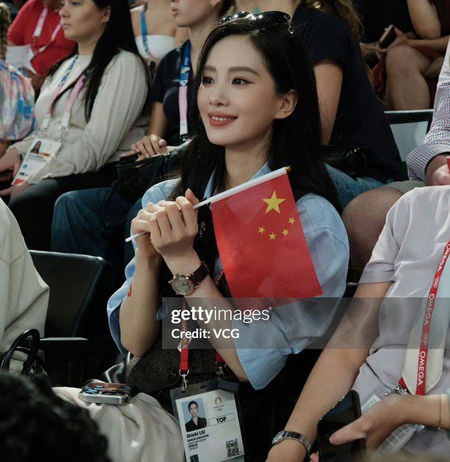 Lưu Thi Thi chiếm sóng Olympic Paris vì quá đẹp - 1