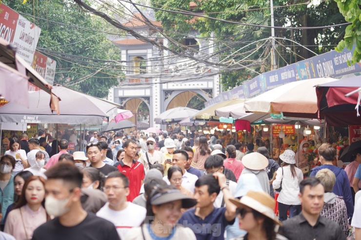 Chen chân lễ Phủ Tây Hồ trong ngày đầu tháng 'cô hồn' - 1