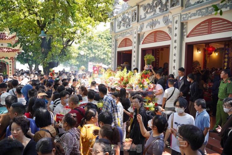 Chen chân lễ Phủ Tây Hồ trong ngày đầu tháng 'cô hồn' - 7