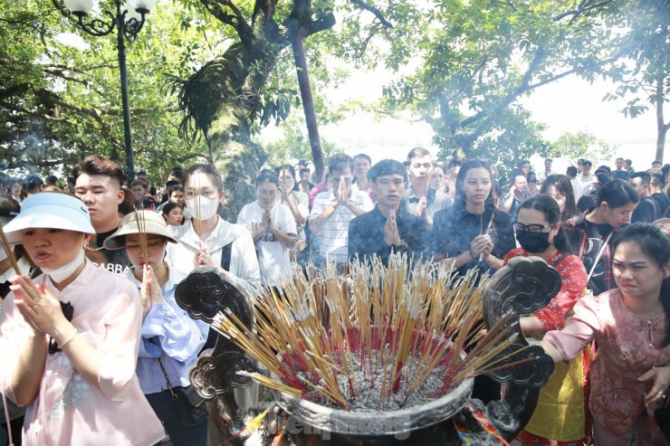 Chen chân lễ Phủ Tây Hồ trong ngày đầu tháng 'cô hồn' - 12