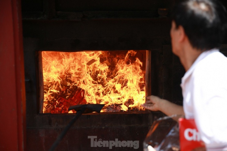 Chen chân lễ Phủ Tây Hồ trong ngày đầu tháng 'cô hồn' - 19