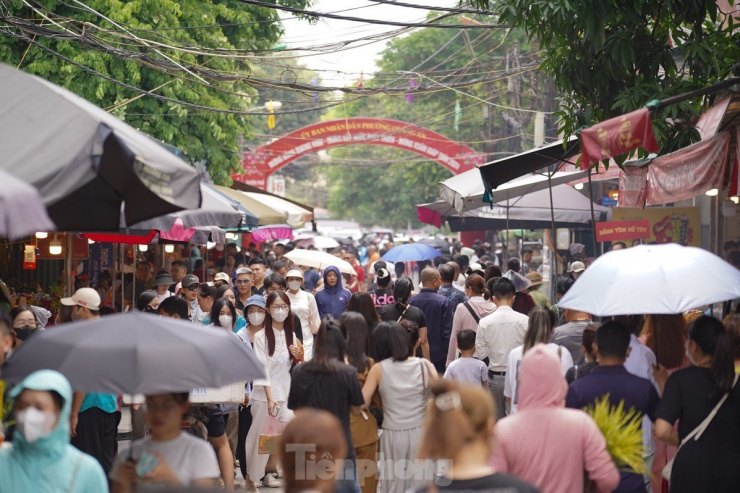 Chen chân lễ Phủ Tây Hồ trong ngày đầu tháng 'cô hồn' - 20