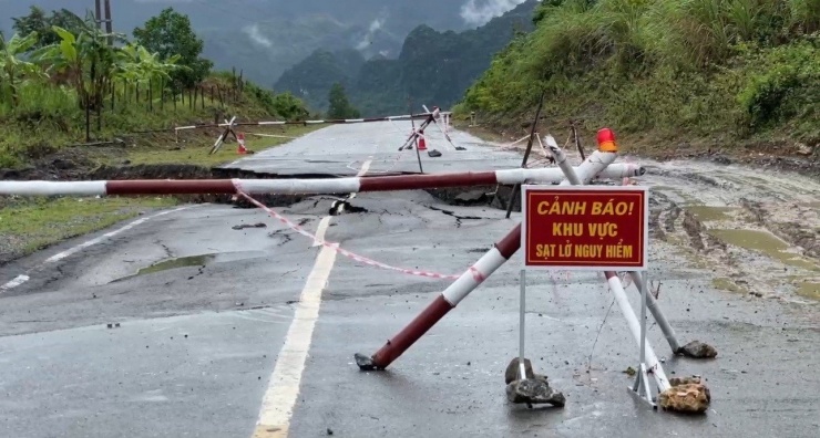 Đoạn sụt lún dài hàng chục mét. Ảnh: Tâm Linh