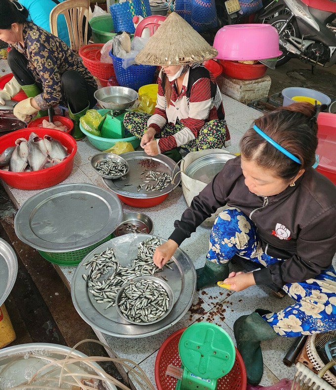 Một quầy hàng bán cá linh non ở chợ TP Cao Lãnh. Ảnh: Ngọc Tài