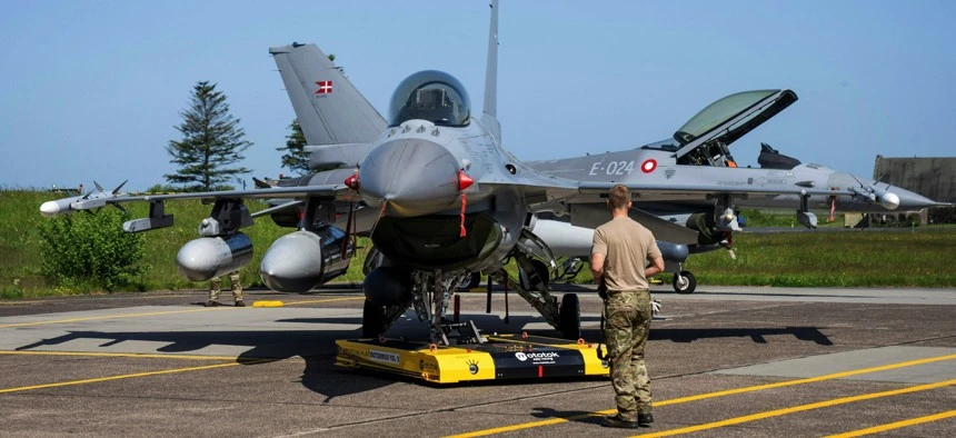 Tiêm kích F-16 của Đan Mạch được gắn tên lửa tại Căn cứ không quân Fighter Wing Skrydstrup gần thị trấn Vojens (Đan Mạch) ngày 25-5-2023. Ảnh: BO AMSTRUP/Ritzau Scanpix/AFP/Getty Images