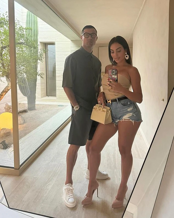 Diện mạo mới gây sốt của Ronaldo khi anh tạo dáng cùng bạn gái Georgina Rodriguez. ẢNH: INSTAGRAM