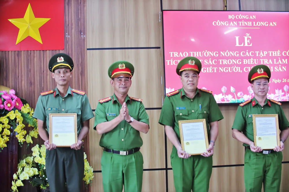 Đại tá Phạm Thanh Tâm, Phó Giám đốc Công an tỉnh trao thưởng cho các tập thể xuất sắc phá nhanh vụ án. Ảnh: HUỲNH DU