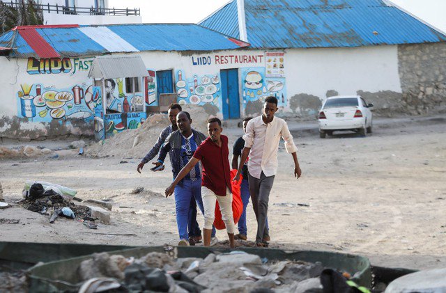 Vụ đánh bom xảy ra tại một nhà hàng bãi biển nổi tiếng ở TP Mogadishu - Somalia. Ảnh: Reuters