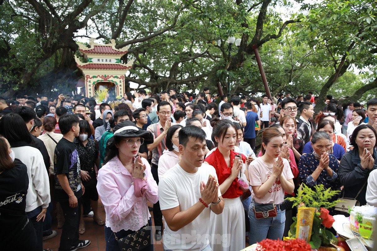 Chen chân lễ Phủ Tây Hồ trong ngày đầu tháng 'cô hồn' - 8