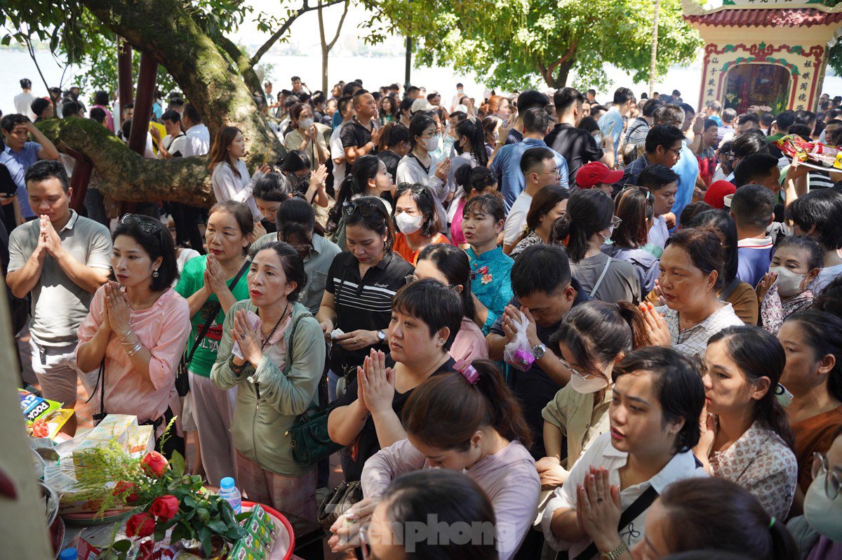 Chen chân lễ Phủ Tây Hồ trong ngày đầu tháng 'cô hồn' - 9