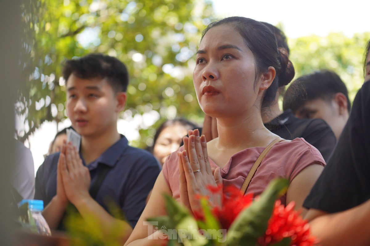 Chen chân lễ Phủ Tây Hồ trong ngày đầu tháng 'cô hồn' - 10