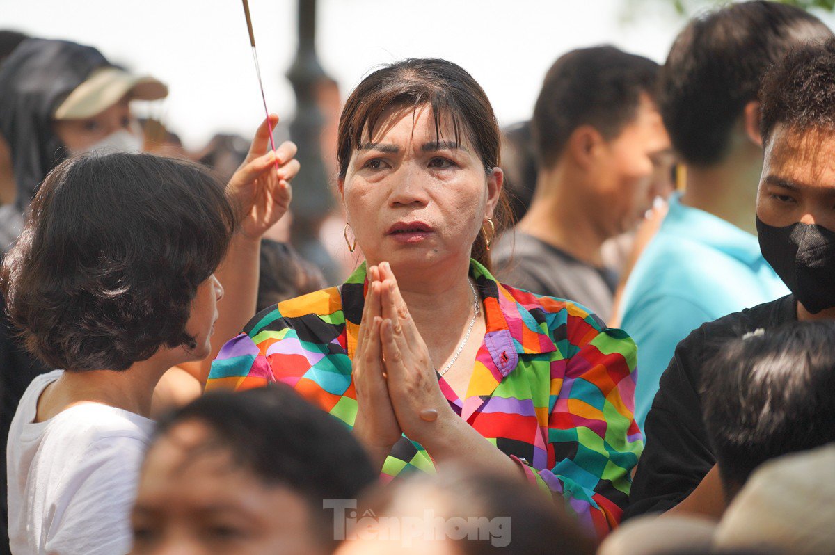 Chen chân lễ Phủ Tây Hồ trong ngày đầu tháng 'cô hồn' - 11