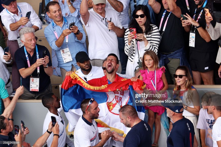 Djokovic ăn mừng cùng gia đình và đội ngũ huấn luyện trên khán đài. Tấm HCV này càng khẳng định tay vợt Serbia là vĩ đại nhất mọi thời đại với 24 Grand Slam, 1 HCV Olympic và vô số những kỷ lục khó bị phá vỡ của làng tennis đương đại