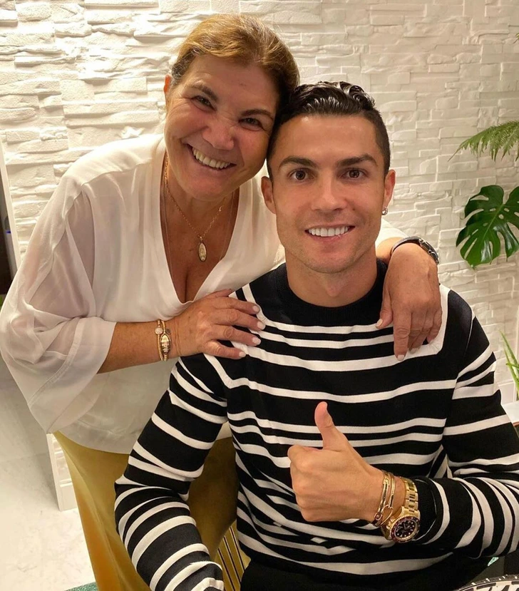 Cristiano Ronaldo muốn sống với mẹ đến cuối đời.