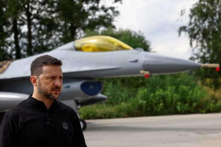 Tổng thống Ukraine Volodymyr Zelensky bên loạt chiến đấu cơ F-16 mà không quân nước này mới nhận được. Ảnh: Reuters