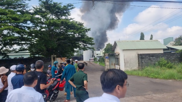 Lực lượng chức năng phong tỏa không cho người dân vào khu vực cháy nổ để thuận tiện cho việc chữa cháy.