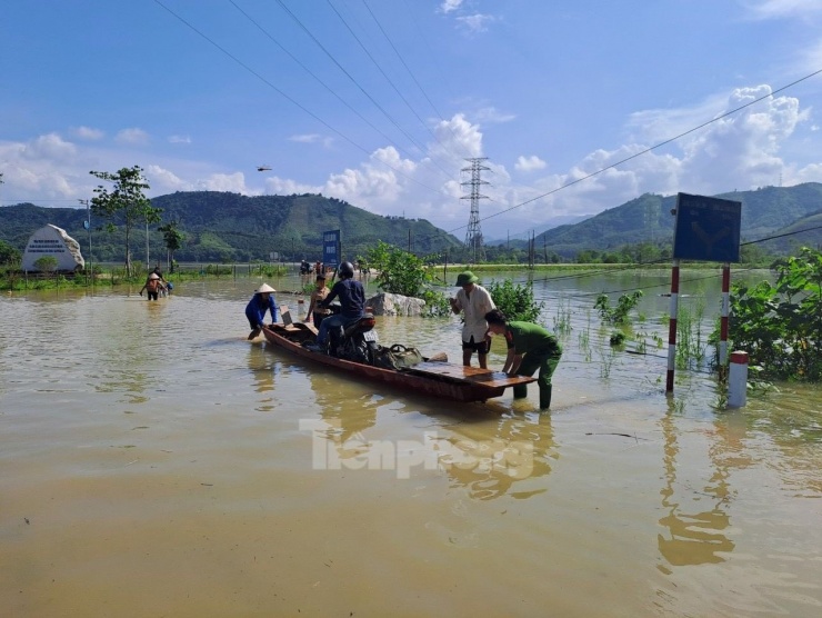 Lực lượng Công an, Quân đội cũng được huy động túc trực, hỗ trợ người và phương tiện di chuyển qua các điểm ngập lụt được an toàn.