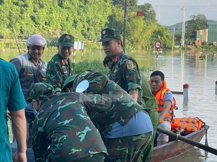 Yên Bái, Lào Cai: Mưa lớn, lũ lên, có nơi nước ngập sâu cả mét - 5