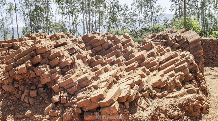 Theo TS. Phạm Văn Triệu - Viện khảo cổ học Việt Nam, phế tích tháp Đại Hữu được xây dựng trên đỉnh núi với bề mặt là đá. Trước khi xây dựng tháp người Chăm đã đục những tảng đá để tạo mặt bằng nhất định. Tiếp theo người thợ phủ một lớp đất mỏng đầm nện chặt, lớp này có tác dụng ổn định phần móng và mặt bằng, rồi tiến hành xây gạch và đá lên.