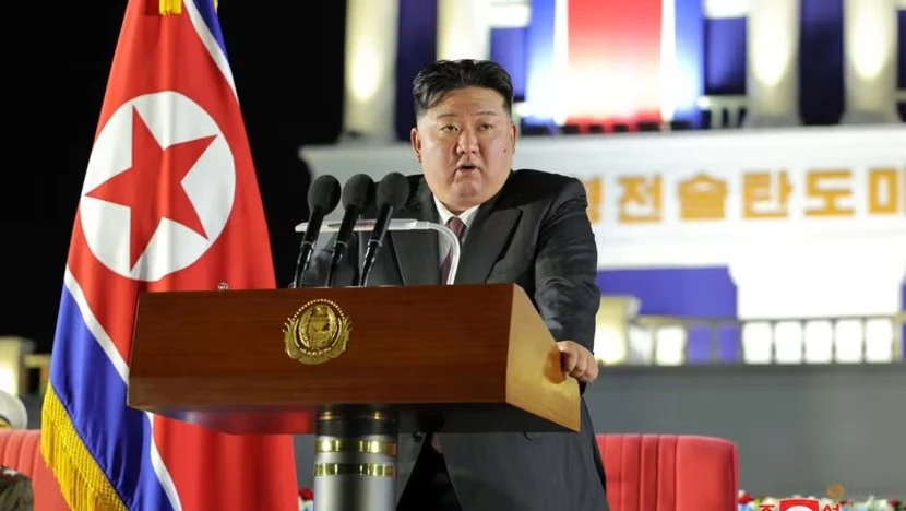 Lãnh đạo Triều Tiên Kim Jong-un tại lễ bàn giao bệ phóng tên lửa đạn đạo hôm 4-8 ở thủ đô Bình Nhưỡng (Triều Tiên). Ảnh: KCNA