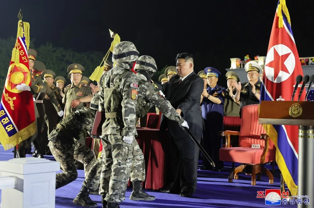 CHÙM ẢNH: Ông Kim giám sát lễ bàn giao 250 bệ phóng tên lửa đạn đạo tới biên giới - 6