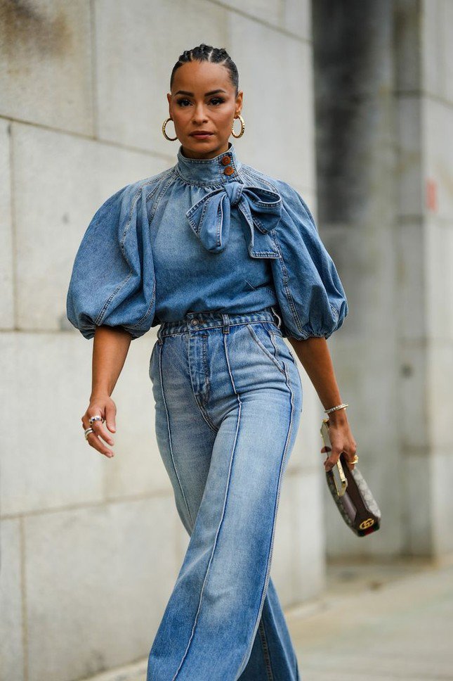 Denim on denim là một gợi ý bất hủ và hiệu quả mọi dịp.