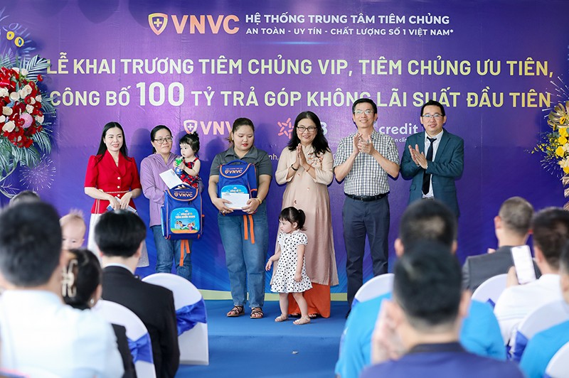 Sau 1 năm triển khai, chương trình tiêm vaccine trước, trả chi phí sau không lãi suất đã hỗ trợ gần 7.000 trẻ em và người lớn tiêm vaccine phòng bệnh đầy đủ.