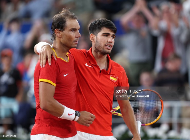 Alcaraz (bên phải) khóc khi thua ở chung kết đơn nam Olympic, Nadal an ủi rằng HCB là "bệ phóng" cho tay vợt trẻ