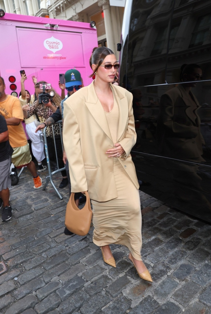 Trong nhóm sao mặc đẹp do Vogue chọn còn có Hailey Bieber. Người mẫu được gọi là bà bầu sành điệu với loạt váy áo đơn sắc thanh lịch nhưng vẫn phóng khoáng. Ảnh: Backgrid