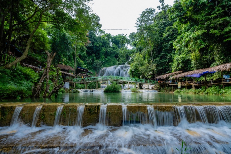 Xung quanh thác nước có lán nghỉ và dịch vụ homestay của người bản địa, du khách có thể lựa chọn làm điểm dừng chân trong ngày hoặc lưu trú qua đêm