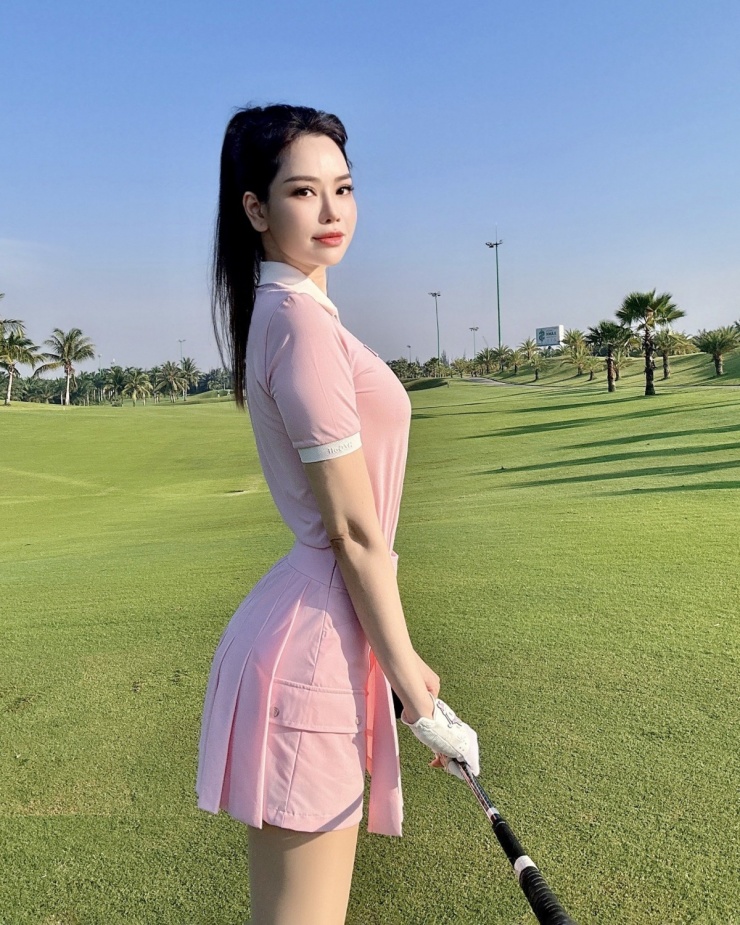 Trang phục gồm áo polo, áo thun ôm dáng phối chân váy xếp ly, mini skirt... giúp Đào Lan Phương trông năng động, gọn gàng và tôn được đường cong.