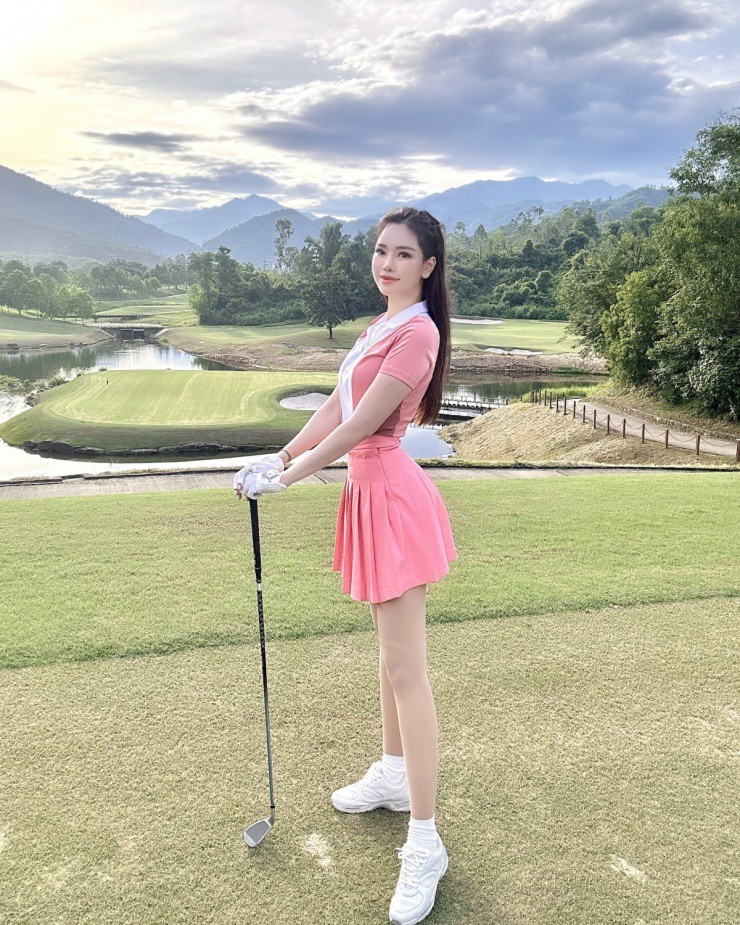 Theo Đào Lan Phương, golf không hẳn là bộ môn chỉ dành cho giới thượng lưu. Người đẹp cho biết chi phí đầu tư cho môn thể thao này ngang với việc thuê PT khi tập gym, vì vậy ngày càng nhiều người có thể tiếp cận.