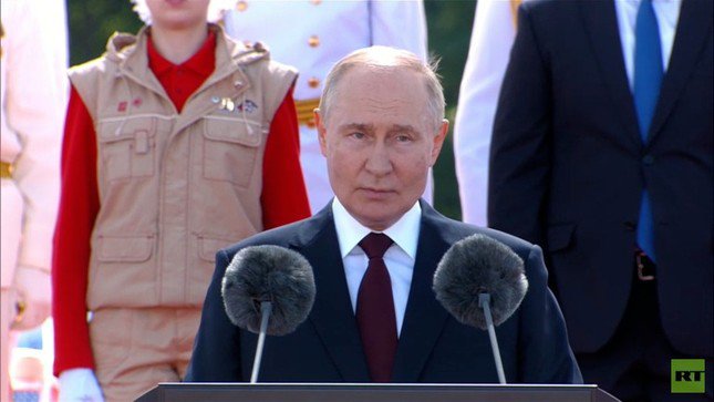 Tổng thống Nga Vladimir Putin phát biểu tại lễ diễu binh mừng Ngày Hải quân hôm 28/7 ở St. Petersburg. (Ảnh: RT)