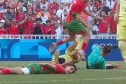 Bi hài Olympic: Fan Morocco "xé lưới" Tây Ban Nha, trọng tài chấn thương rời sân