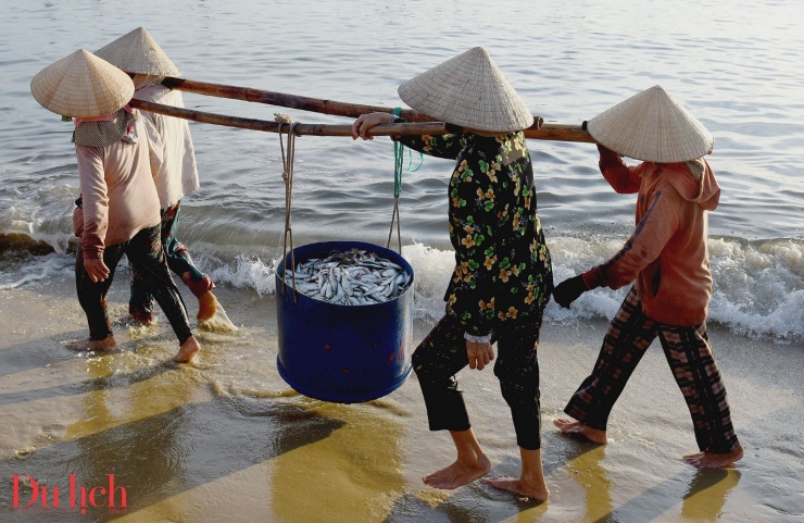 Du khách mê mẩn đón bình mình ở chợ cá Tam Tiến - 9