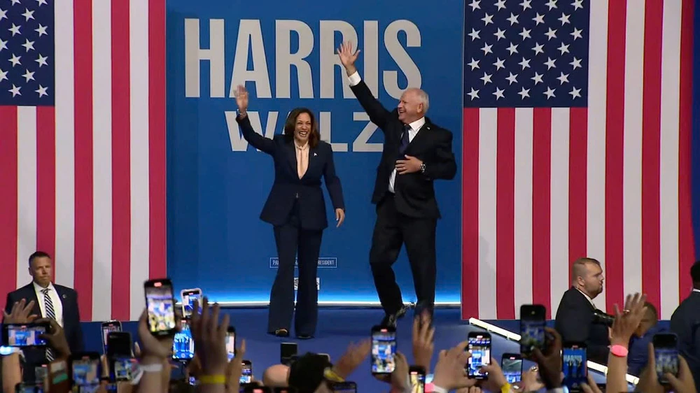 Phó Tổng thống Mỹ Kamala Harris (trái) và Thống đốc bang Minnesota Tim Walz vận động tranh cử tại TP Philadelphia (bang Pennsylvania) ngày 6-8. Ảnh: CNN