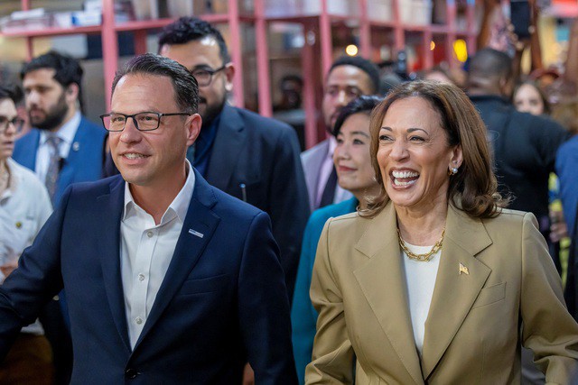 Phó Tổng thống Mỹ Kamala Harris (phải) và Thống đốc bang Pennsylvania Josh Shapiro trong một sự kiện tại TP Philadelphia vào tháng 7-2024. Ảnh: REUTERS