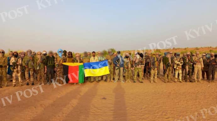 Phiến quân Tuareg ở Mali chụp ảnh với lá cờ Ukraine (ảnh: Kyiv Post)