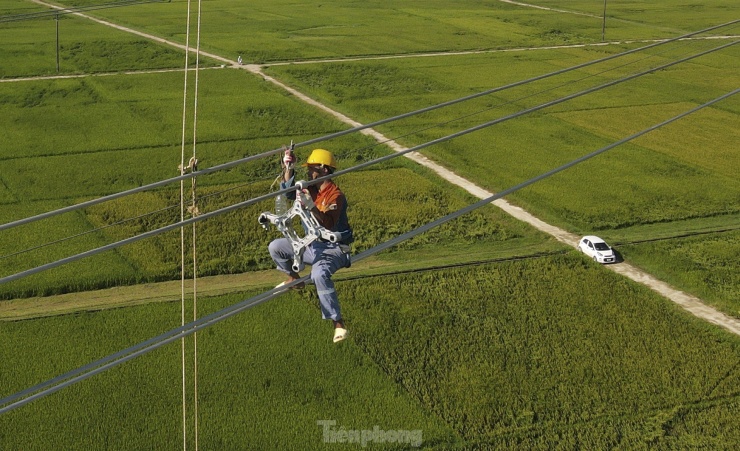 Clip 'người nhện' đi như xiếc trên đường dây 500kV qua Hà Tĩnh - 5