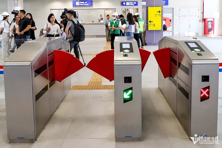 Metro Nhổn - ga Hà Nội chính thức chạy miễn phí đón khách từ 8h sáng nay - 10