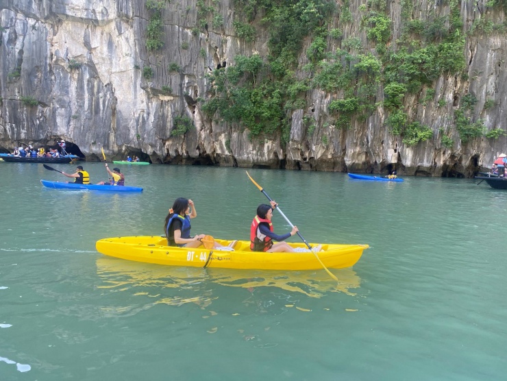Chèo thuyền ở hang Luồn