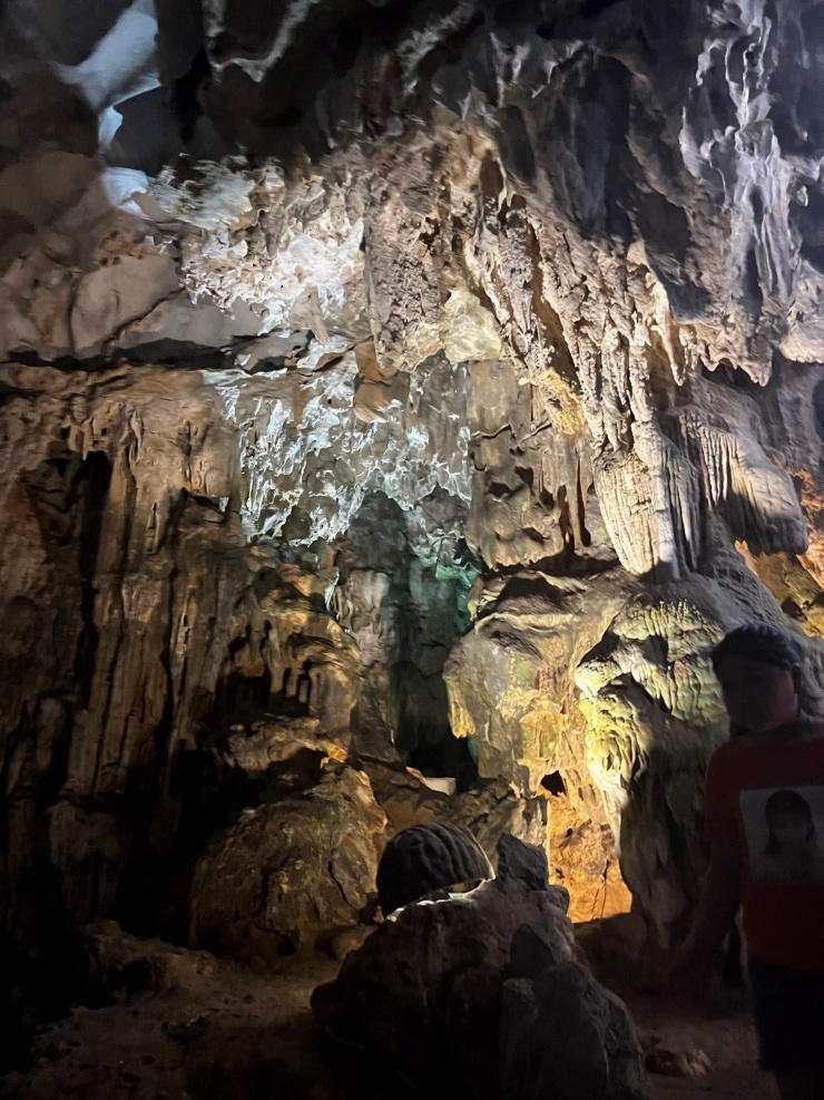 Năm 1901, người Pháp phát hiện ra nơi đây và đặt tên cho hang là Grotte de la surprise - hang động của sự ngạc nhiên, sửng sốt.