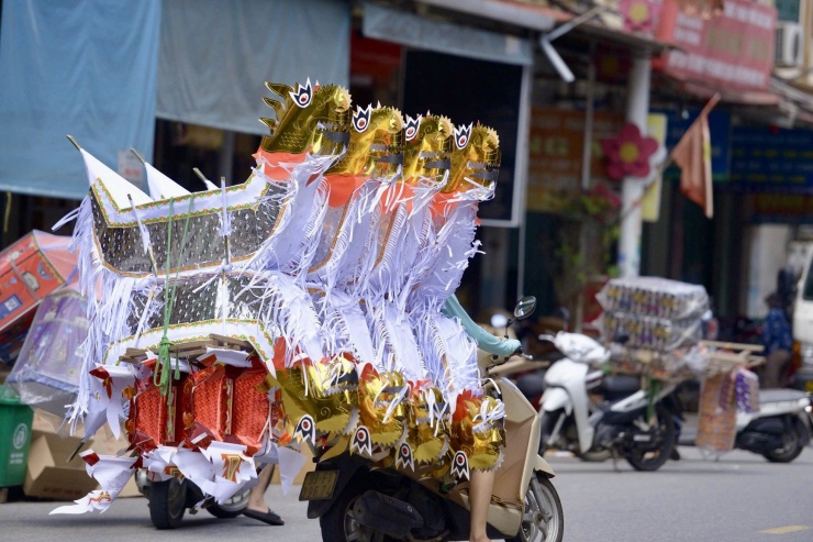 Từ nay đến Rằm tháng 7, trên các đường làng ngõ xóm của làng Song Hồ luôn tấp nập xe cộ ra vào chở hàng mã đi phân phối khắp các tỉnh, thành phố trên cả nước.