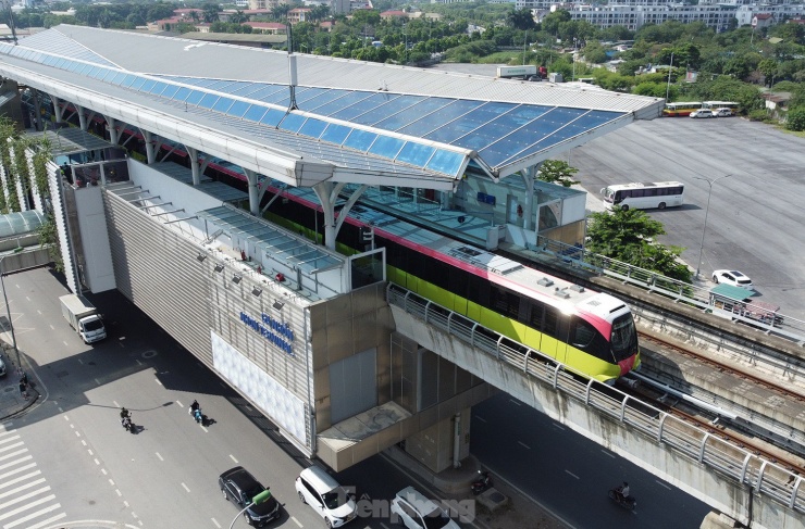 Sáng nay (8/8), tuyến đường sắt đô thị Nhổn - Ga Hà Nội bắt đầu chạy thương mại, sau 15 năm xây dựng.